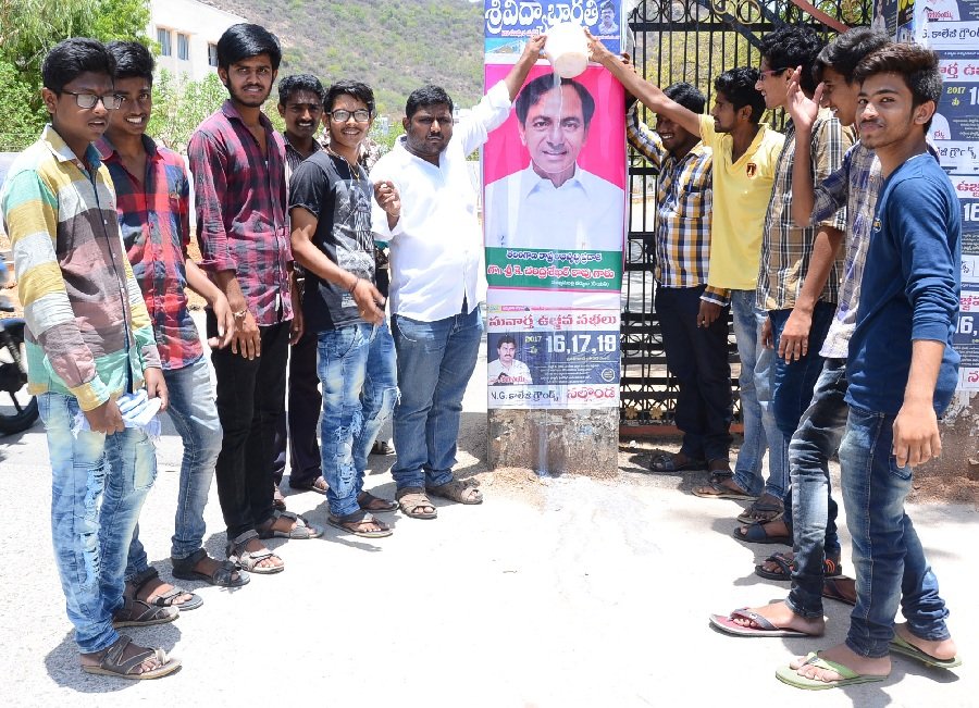 Image result for Andhra Yadav Leaders performed Milk Abhishekam to KCR's portrait