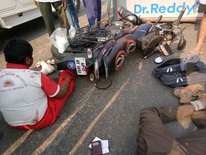 Man Dies Son Injured In Accident In Hyderabad