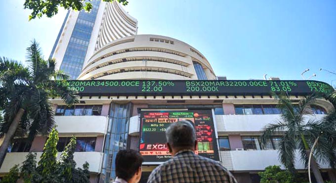 Markets open in negative zone, Sensex falls 322 points