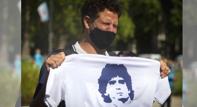 Tears flow as Argentine football clubs pay homage to Maradona