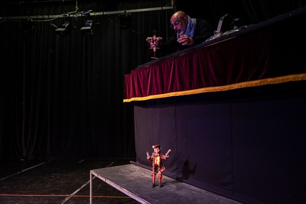 Of theatres and puppets
