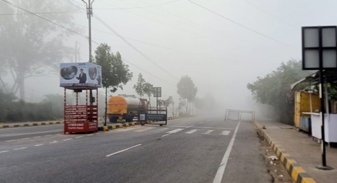 Foggy weather in Hyderabad, cops urge motorists to exercise caution