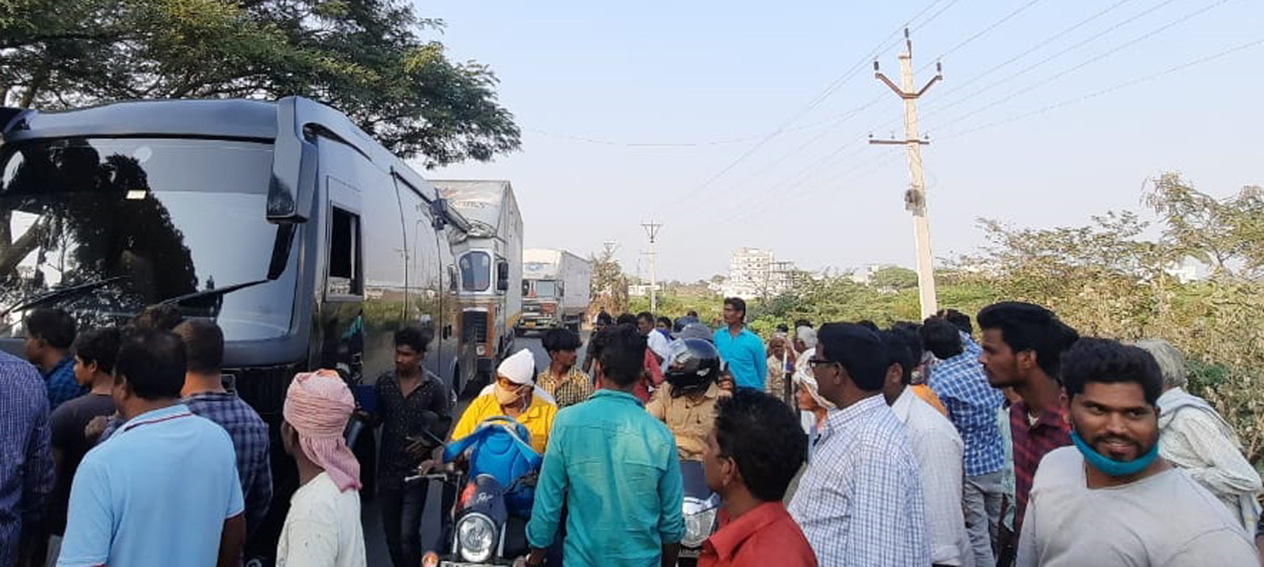Allu Arjun Caravan Meets with Accident in Khammam