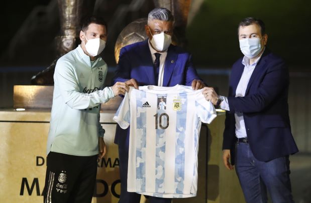 Argentina team pays tribute to Diego Maradona