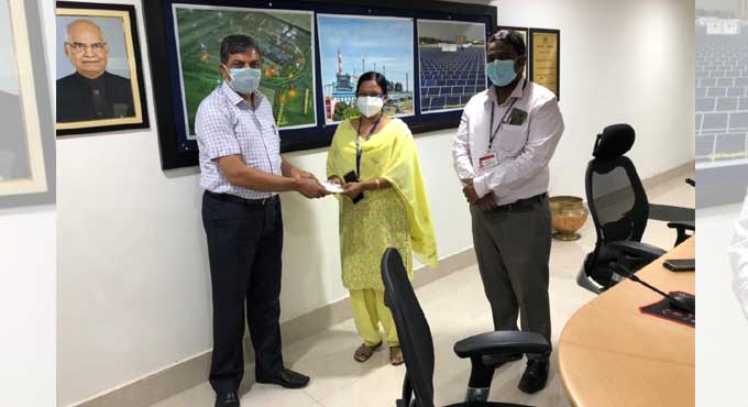 Peddapalli: NTPC distributes face masks to employess