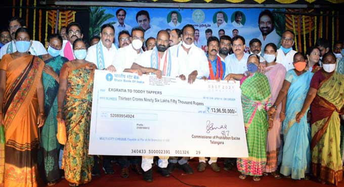 Telangana: Minister distributes ex-gratia to kin of deceased toddy tappers