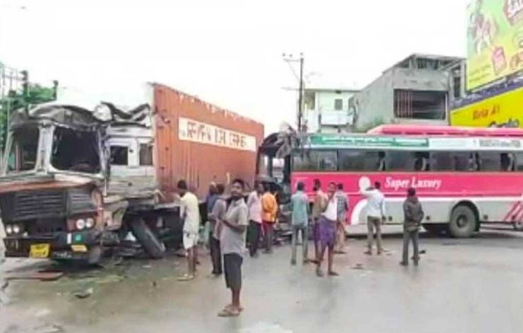 Siddipet: 20 passengers hurt as TSRTC bus hits container truck at Pragnapur