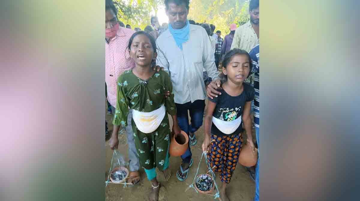 Mahabubabad: Parents electrocuted while drying clothes, 2 kids orphaned