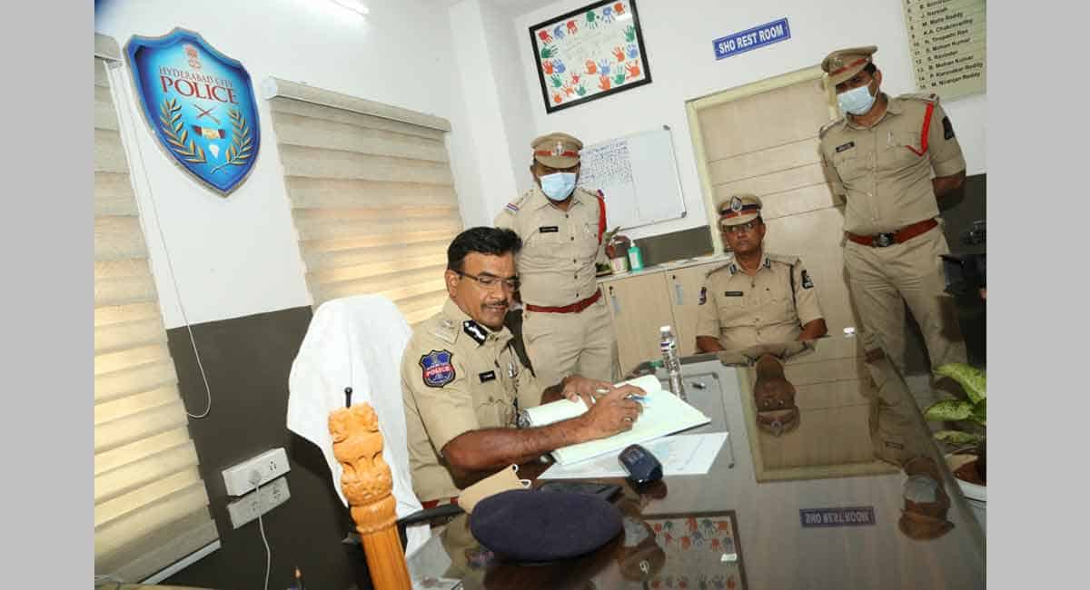 Hyderabad CP visits Punjagutta police station