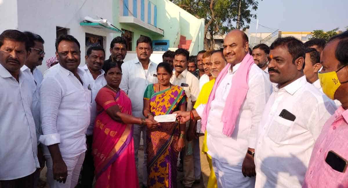 Jogulamba Gadwal MLA distributes Kalyana Lakshmi cheques