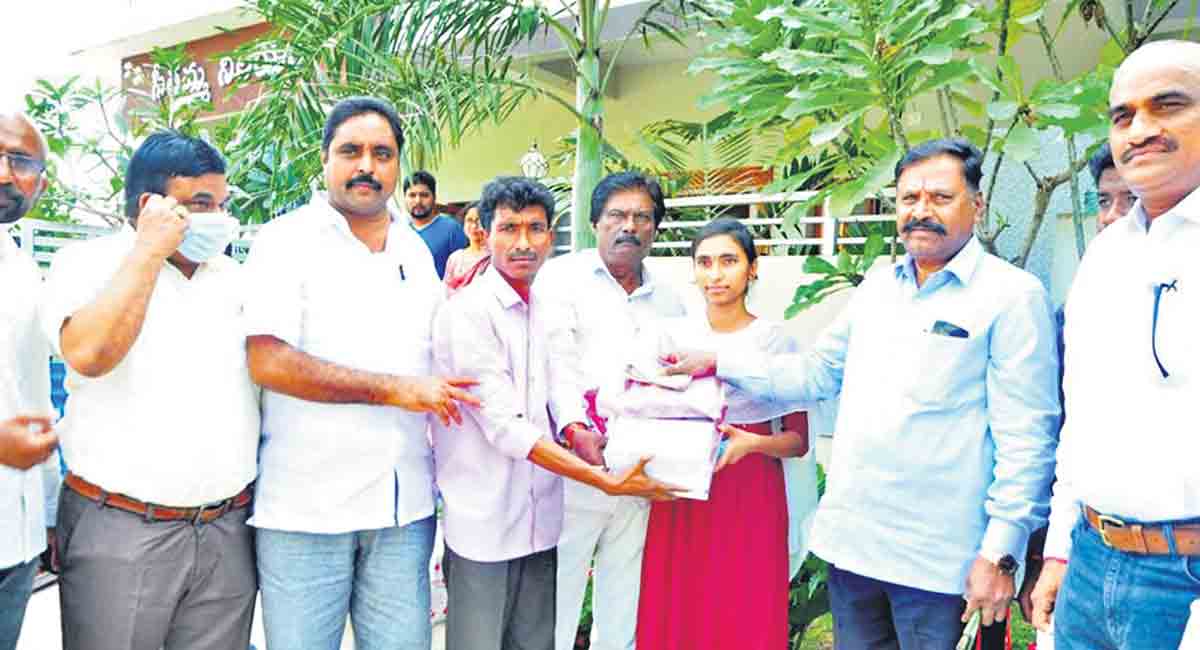 Khammam: NGO extends aid to medical students