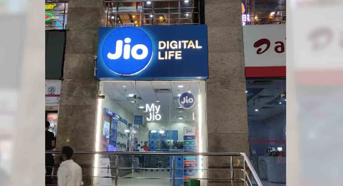 Jio flirts with Airtel, Vi users on Valentine’s Day inviting them to port to Jio