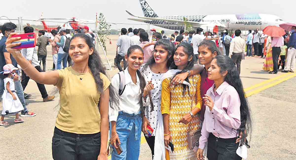 Airshow in Hyderabad mesmerises enthusiasts