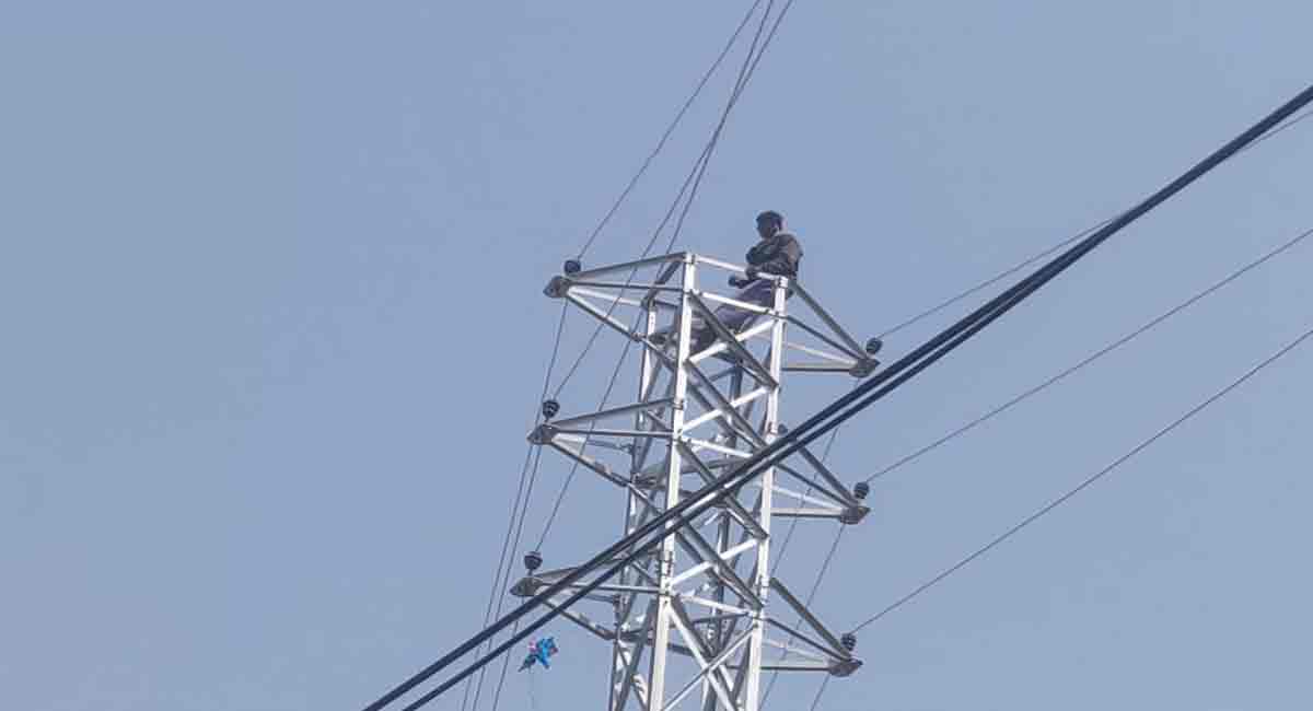 Man climbs electric pole after pushcart is stolen in Hyderabad