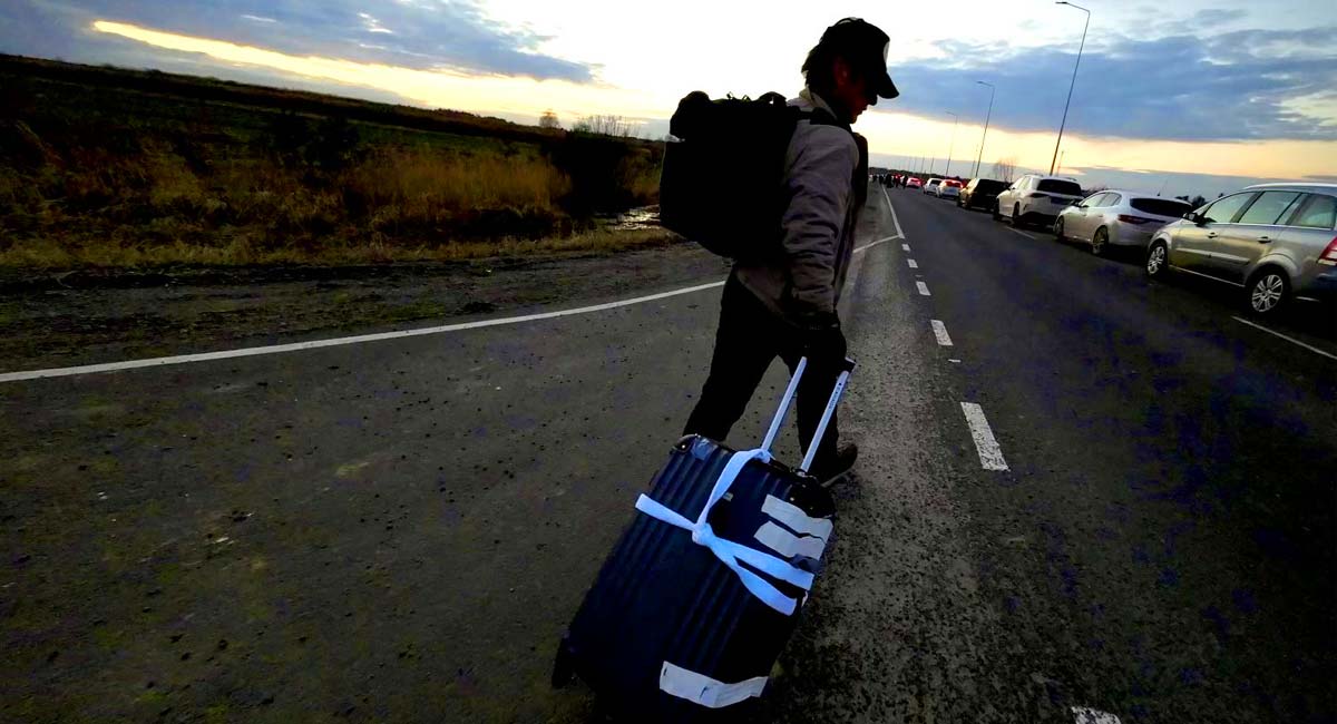 Filmmaker Sean Penn abandons car, leaves Ukraine on foot