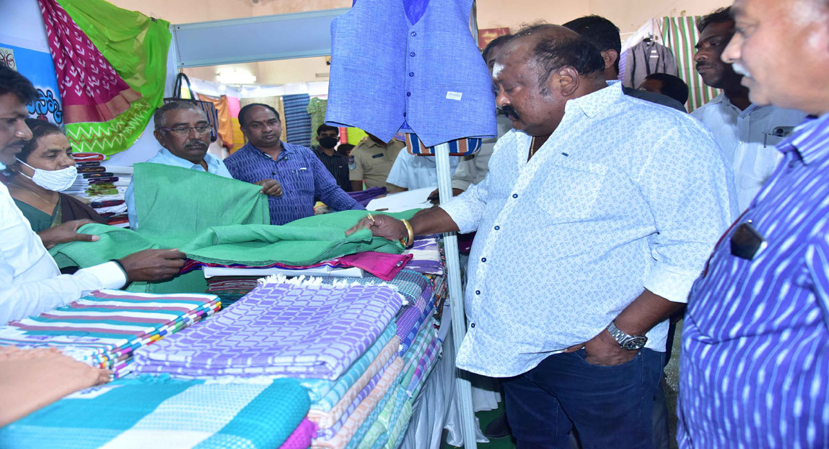 Gangula appeals people to wear handlooms to support weavers