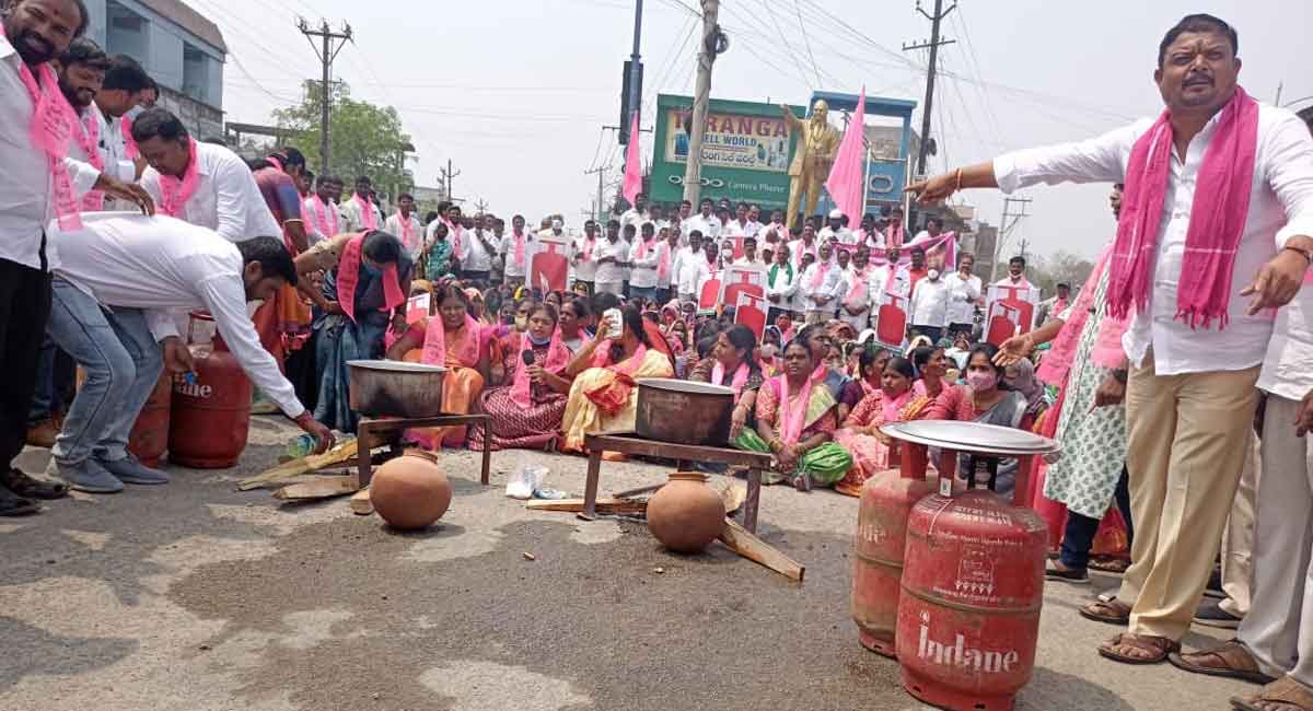 Women stages protest against fuel, LPG cylinder price hike in Suryapet