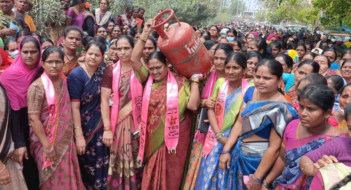 Women stages protest against fuel, LPG cylinder price hike in Suryapet