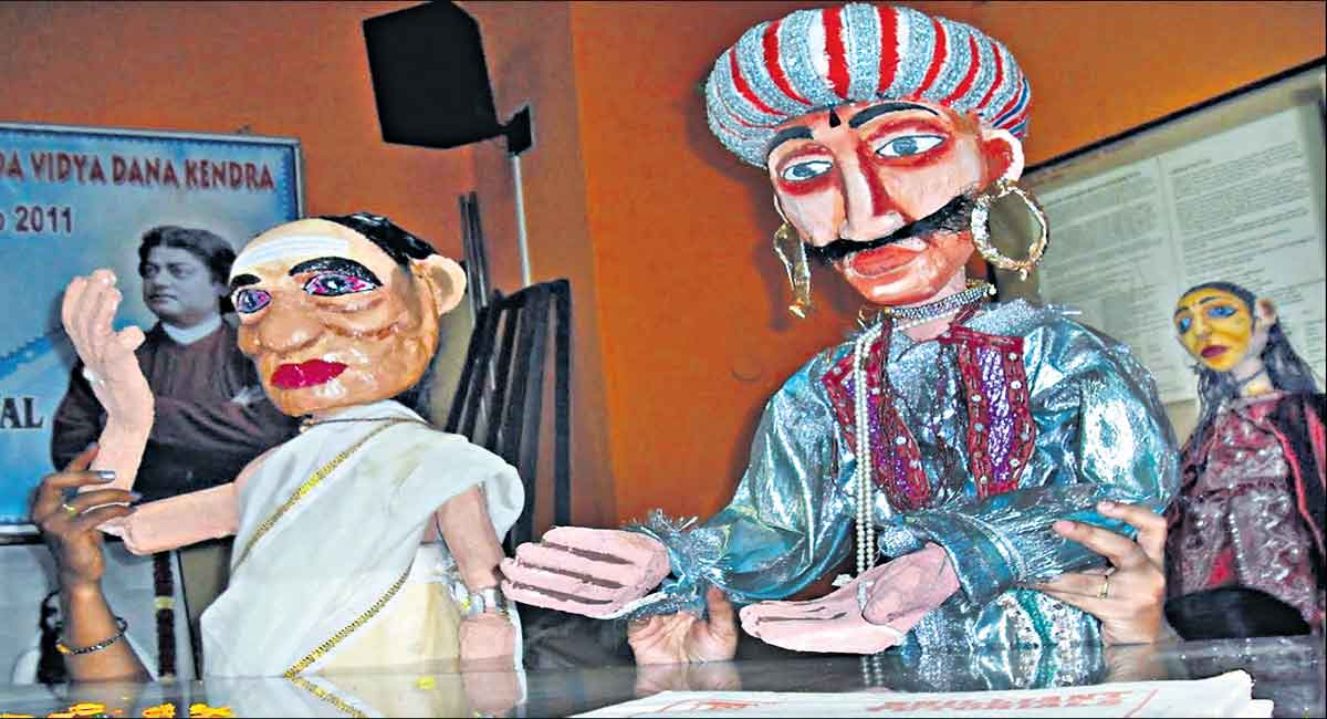 Teaching children mathematics and english with puppets