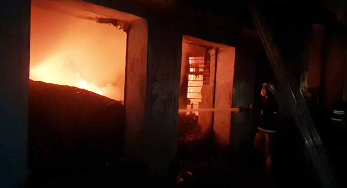 Eleven charred to death in early morning blaze in Hyderabad 