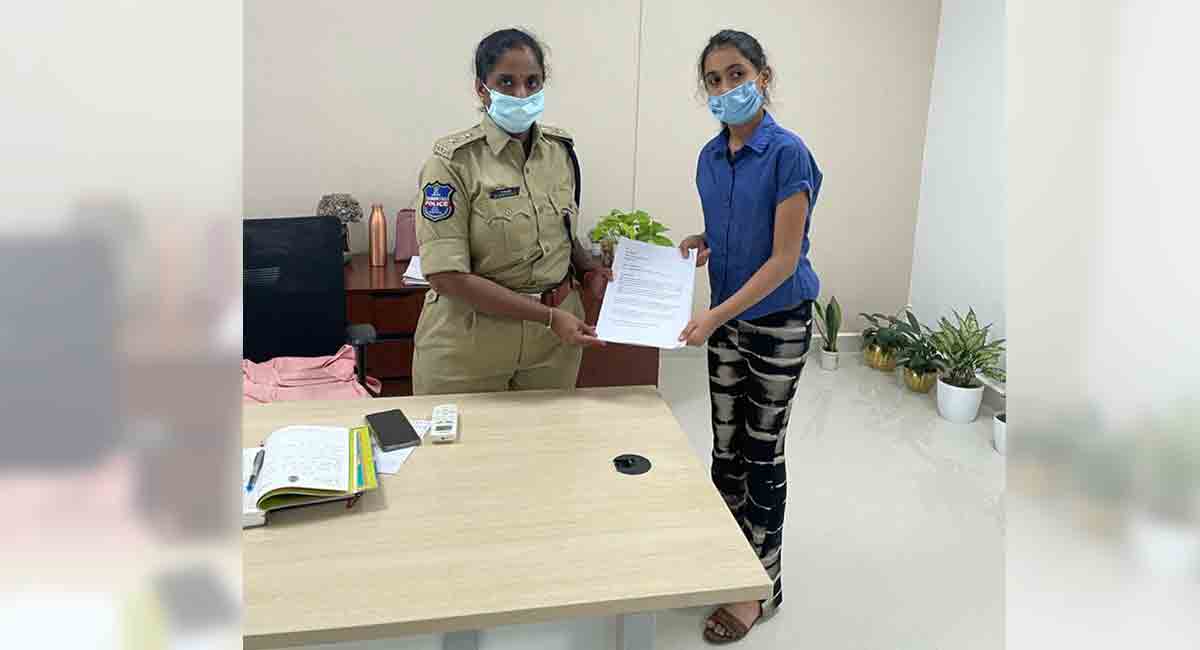 Eleven-year-old girl wants cops to book GHMC for neglect triggering accidents