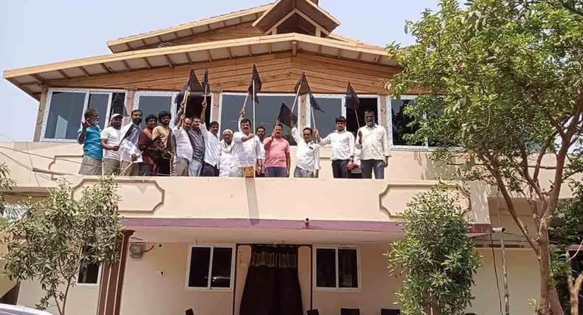 Farmers, TRS cadre hoists black flags on their houses in Medak district