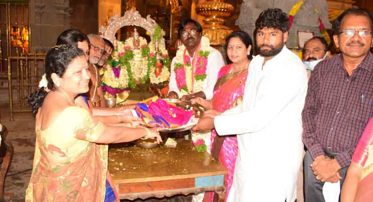 Puvvada presents 1 kg gold to Yadadri temple