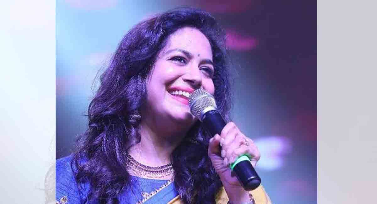 Telugu playback singer Sunitha rubbishes pregnancy rumours