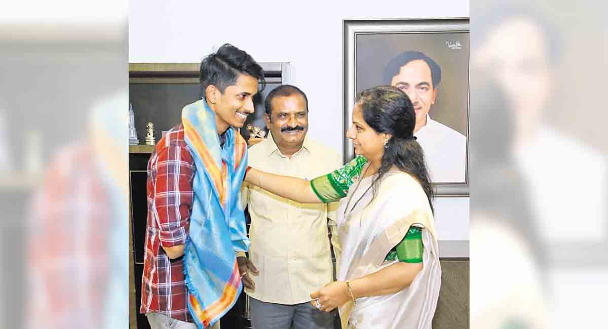 Kaghaznagar lad felicitated by MLC Kavitha for securing third rank in RBI exam