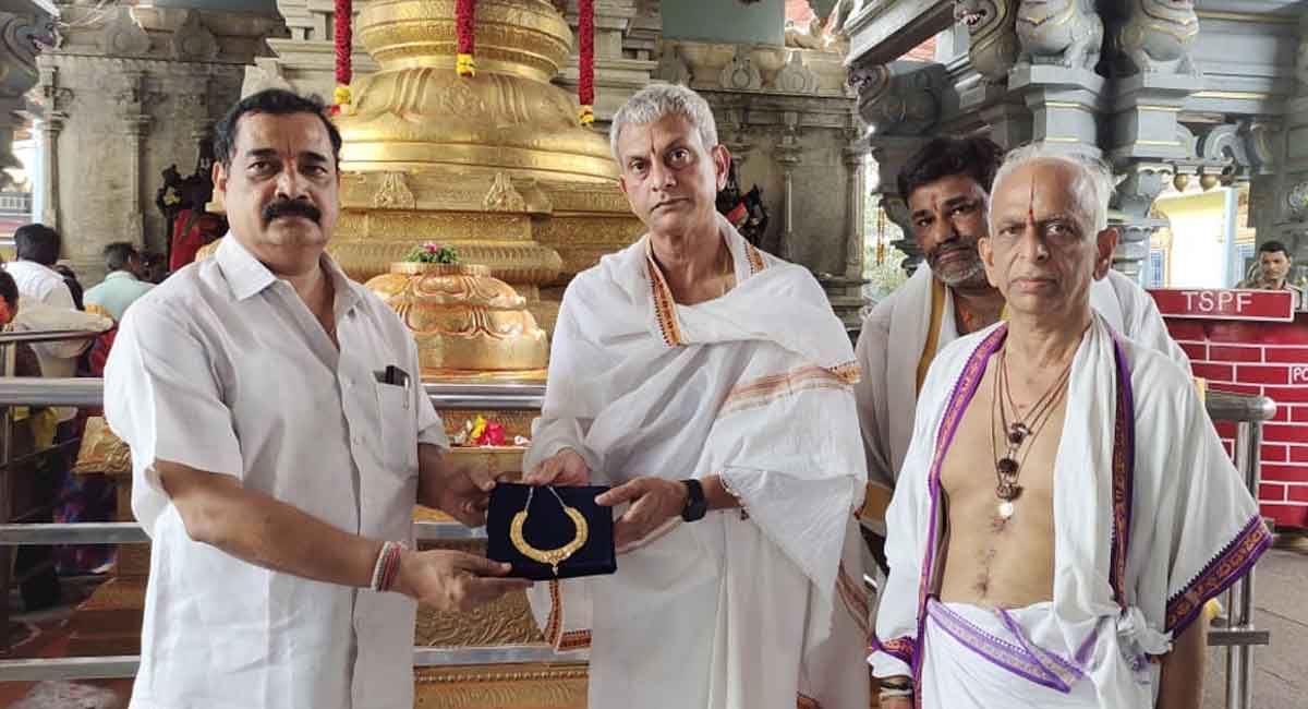 Devotee from Hyderabad presents gold jewellery to Bhadradri temple