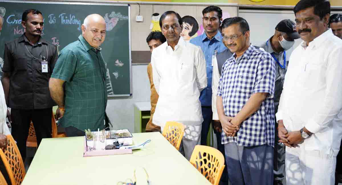 Arvind Kejriwal, CM KCR hold meeting, discuss crucial issues