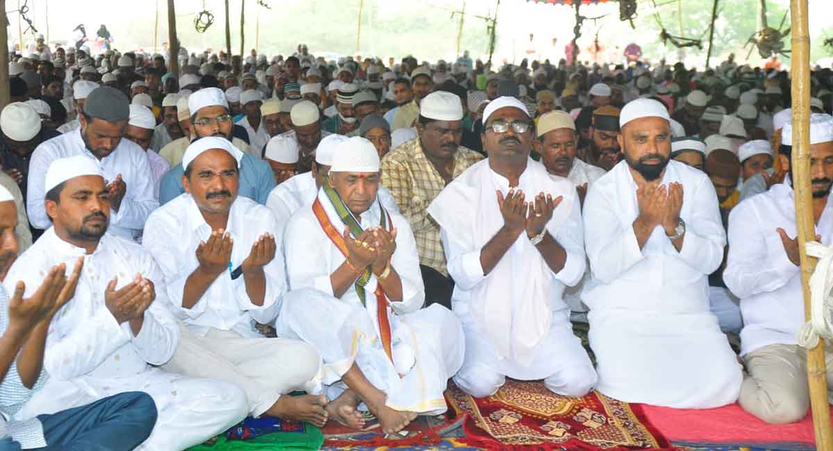 Festive spirit grips Khammam on ‘Eid-ul-Fitr’, Idgahs teemed devotees
