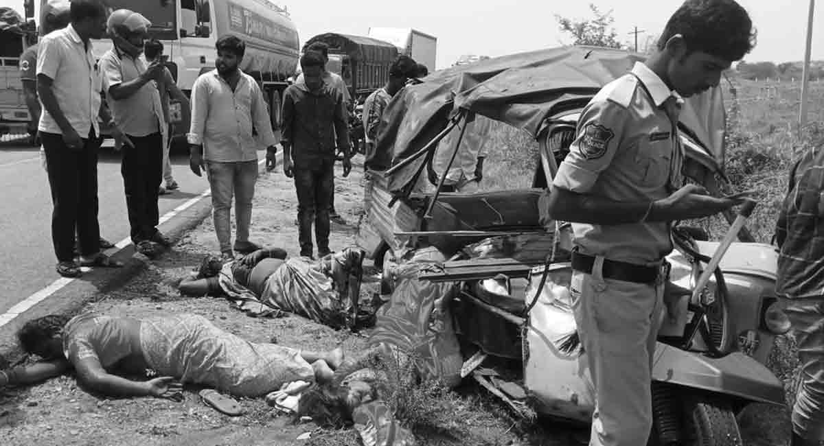 Siddipet: Four including two women dies in road accident