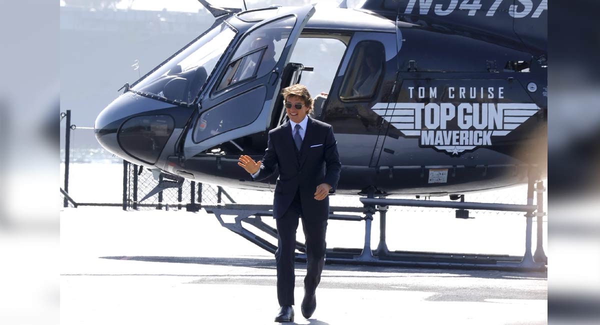 Tom Cruise makes grand entry in helicopter at world premiere of ‘Top Gun: Maverick’