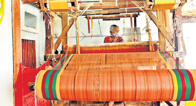 Weavers from other states welcome Nethanna Bima scheme