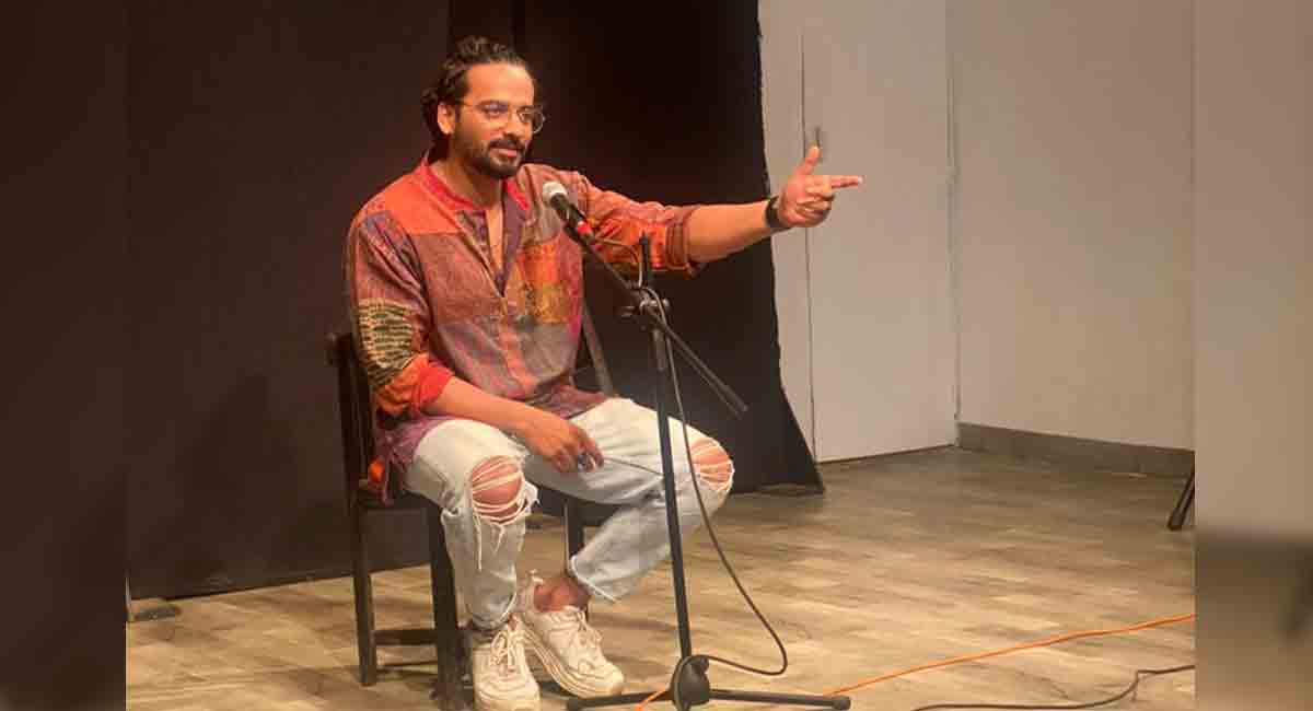 Vaibhav hosts poetry reading session for fellow artists