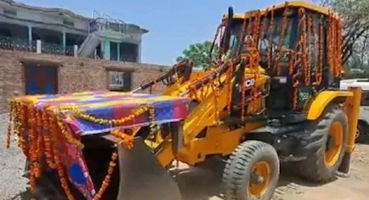 Groom rides bulldozer to bride’s house in Uttar Pradesh