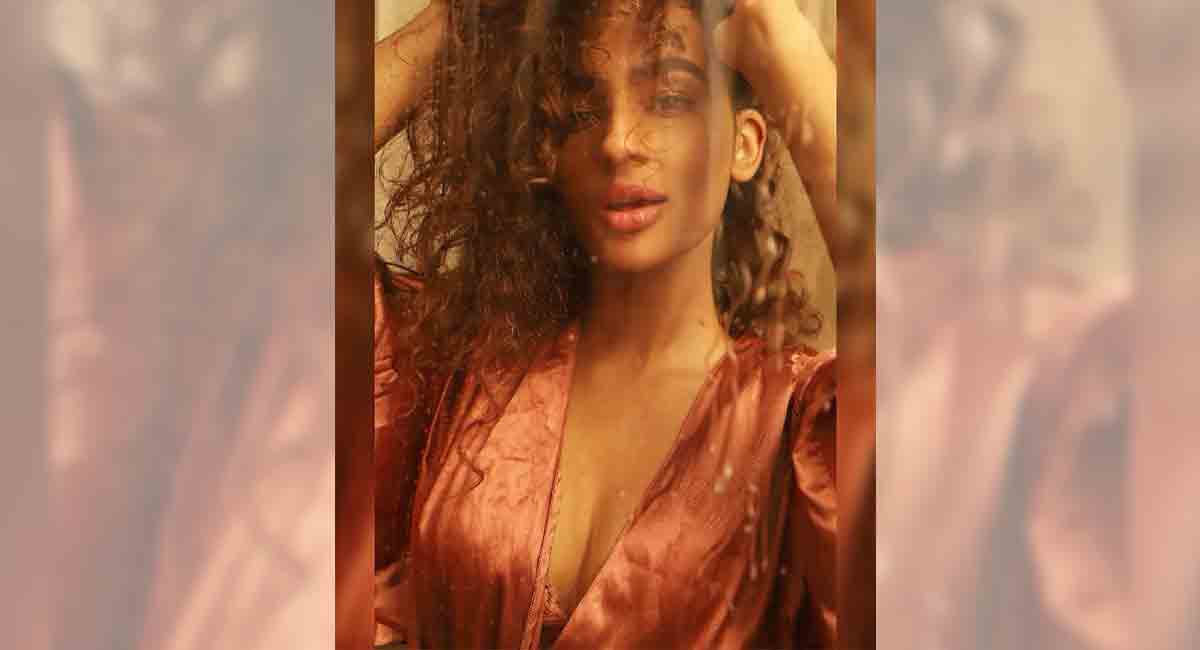 Seerat Kapoor ups the hotness quotient with her sultry pictures
