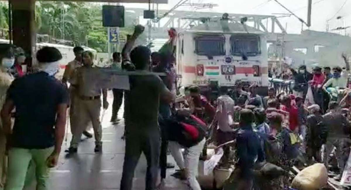 Protest against Agnipath turns violent in Hyderabad
