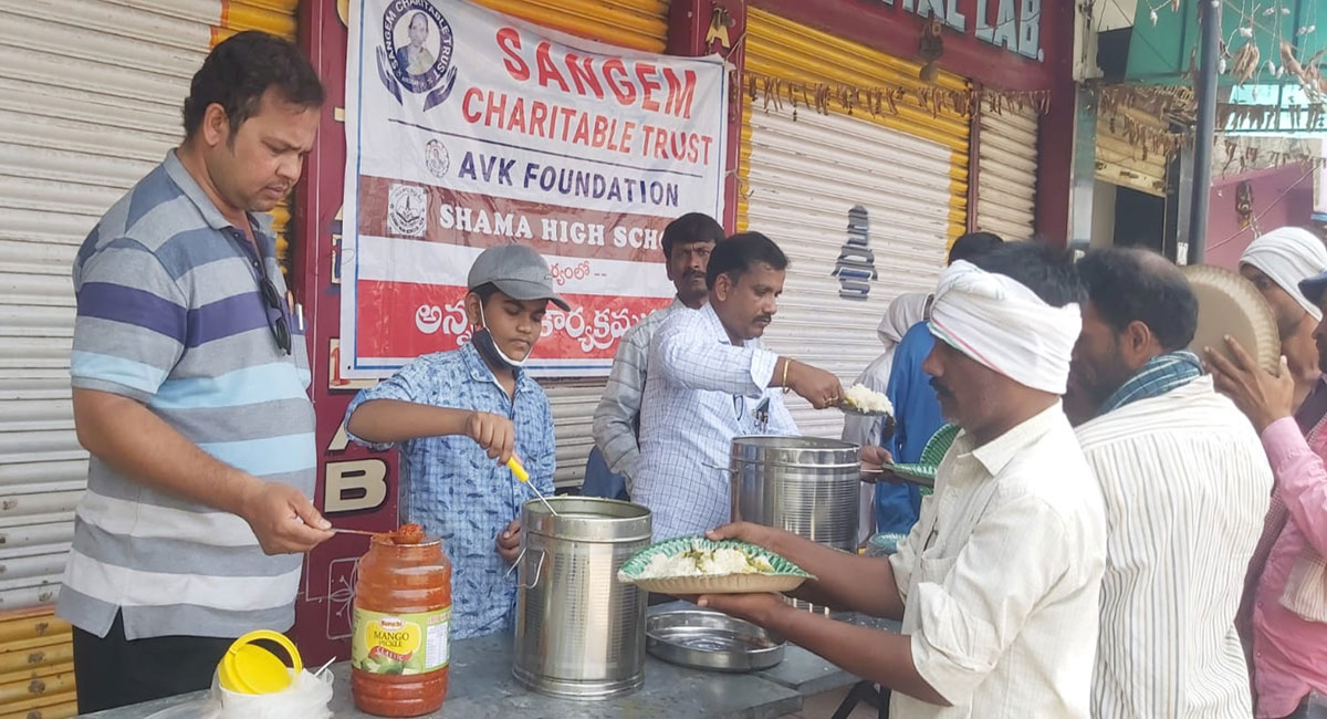 Adilabad: A lawyer’s gesture to feed the poor