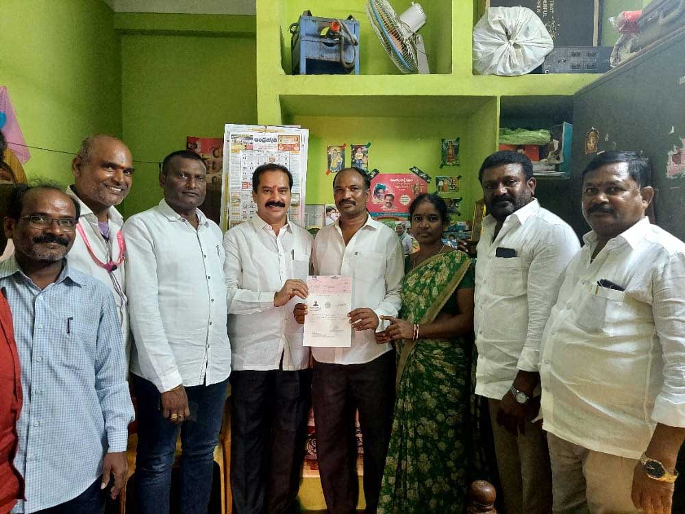 Hanamkonda: MLA Vinay Bhaskar visits CMRF beneficiaries homes to handover cheques