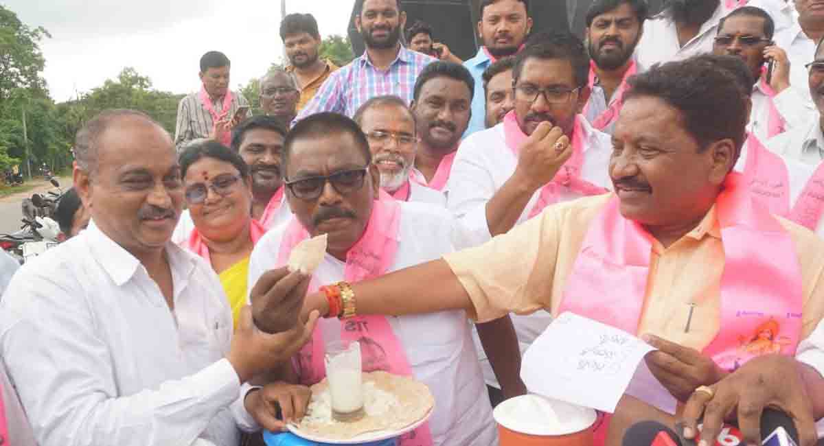 TRS takes out rally opposing GST on dairy products in Adilabad