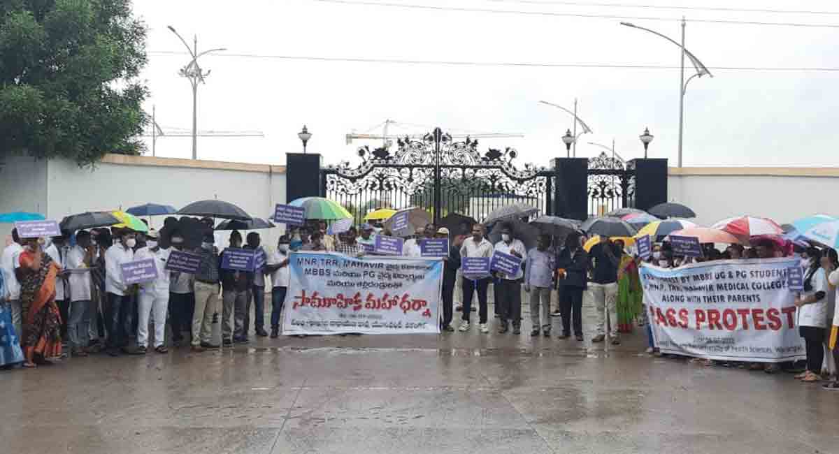 Warangal: Medical students stage dharna at KNRUHS office