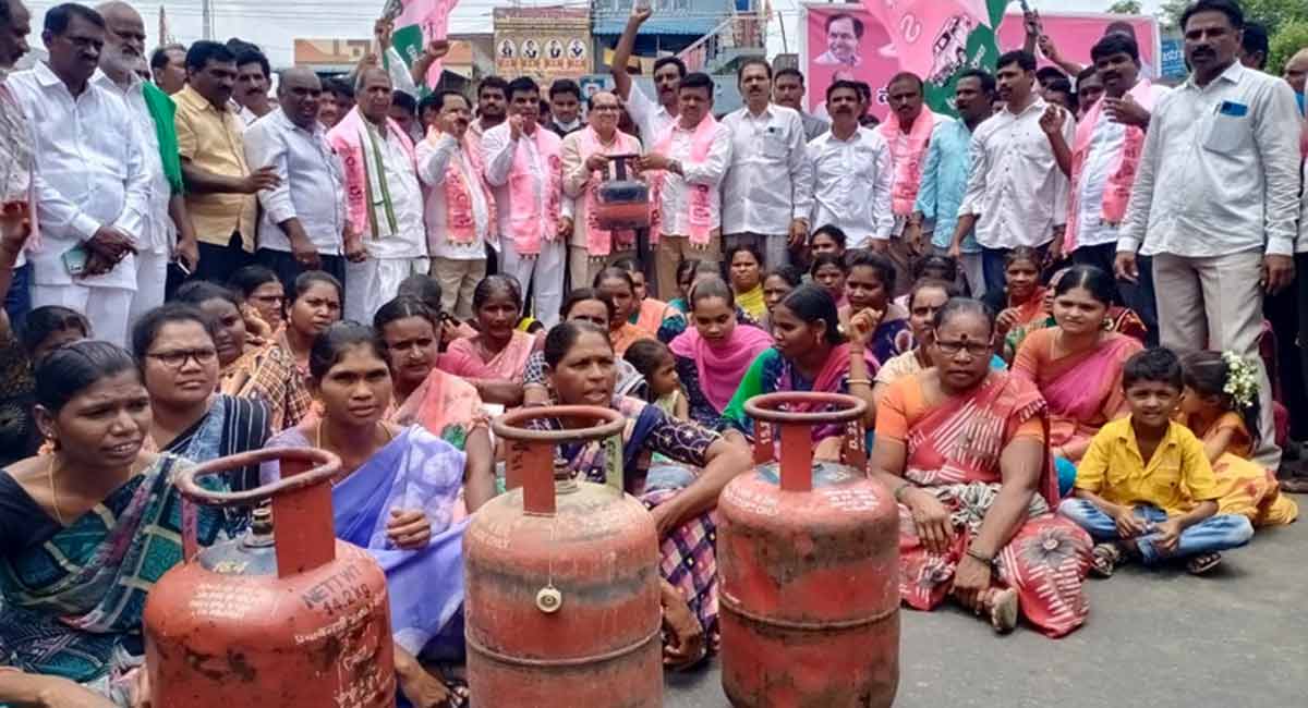 Telangana: TRS cadres take to streets against hike in LPG price