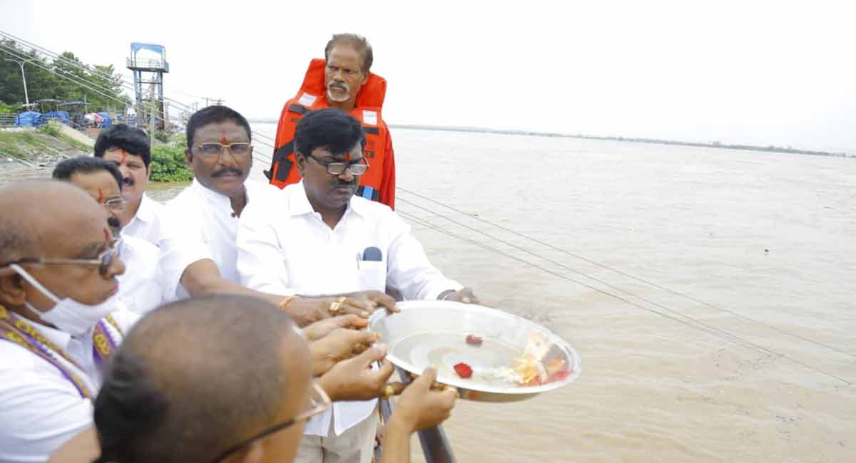 Godavari remains above danger level at Bhadrachalam, flood level receding slowly