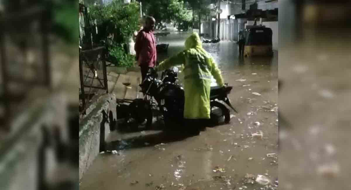 Heavy rain lashes Hyderabad; nearly 100 mm rainfall recorded in just 2 hours