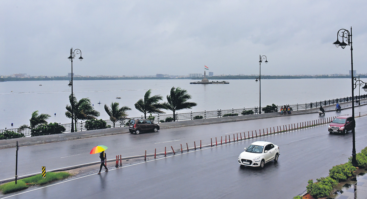 Hyderabad: Downpour keeps denizens indoors
