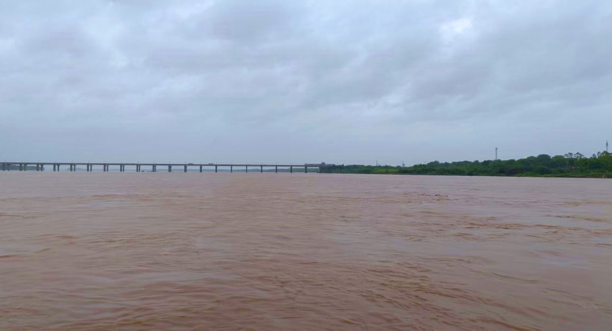 Inflows into major projects in Godavari basin keep officials on toes