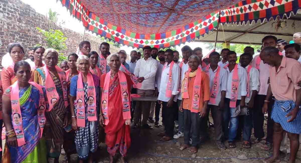 Above 100 people join TRS in Narsampet constituency