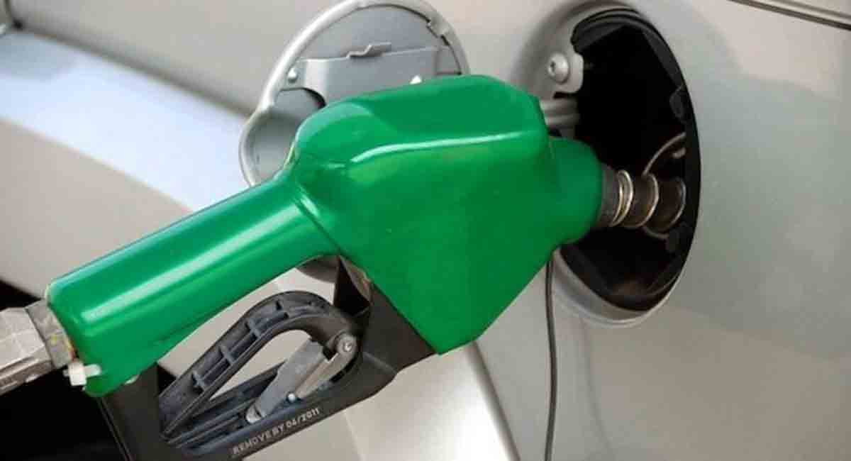 Maharashtra cuts petrol rate by Rs 5/litre, diesel Rs 3/litre